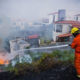 ပေါ်တူဂီတွင် မီးလောင်ကျွမ်းမှုအား မီးသတ်သမား တစ်ဦးက မီးငြှိမ်းသတ်နေစဉ် (ဓာတ်ပုံ- အင်တာနက်)