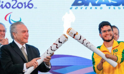 ၂၀၁၆ ရီယို မသန်စွမ်း အိုလံပစ် မီးရှုးတိုင်အား ဘရာဇီး သမ္မတ မစ်ရှဲ တီမာက ထွန်းညှိနေစဉ် (ဓာတ်ပုံ-အင်တာနက်)
