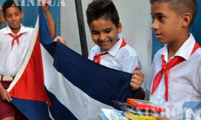 ကျူးဘားနိုင်ငံရှိ အခြေခံပညာကျောင်းတစ်ကျောင်းမှ ကလေးငယ်များအားတွေ့ရစဉ် (ဆင်ဟွာ)