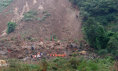 အင်ဒိုနီးရှားနိုင်ငံတွင် ဖြစ်ပွားခဲ့သည့် မြေပြိုမှုတစ်ခုအားတွေ့ရစဉ် (ဓါတ်ပုံ-အင်တာနက်)