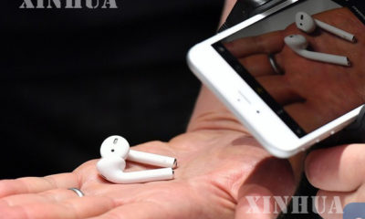 iPhone 7 နှင့် Airpod အား တွေ့ရစဉ် (ဆင်ဟွာ)