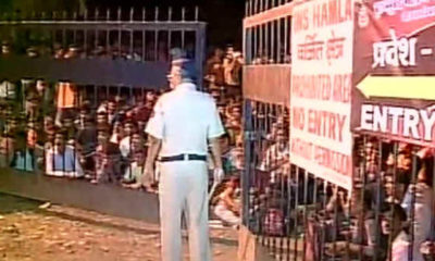 တပ်သားသစ် စုဆောင်းရာတွင် ပါဝင်ရန် မွမ်ဘိုင်းရှိ ရေတပ် အခြေစိုက် စခန်းရှေ့ စောင့်ဆိုင်းနေသည့် လူငယ်များအား တွေ့ရစဉ် (ဓာတ်ပုံ- အင်တာနက်)