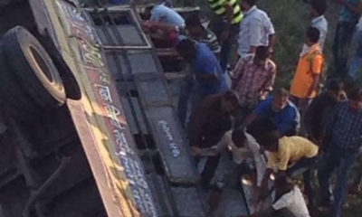 တံတားပေါ်မှ ပြုတ်ကျသည့် ဘတ်စ်ကားအတွင်းမှ လူများအား ကယ်ထုတ်နေစဉ် (ဓာတ်ပုံ-အင်တာနက်)