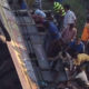 တံတားပေါ်မှ ပြုတ်ကျသည့် ဘတ်စ်ကားအတွင်းမှ လူများအား ကယ်ထုတ်နေစဉ် (ဓာတ်ပုံ-အင်တာနက်)