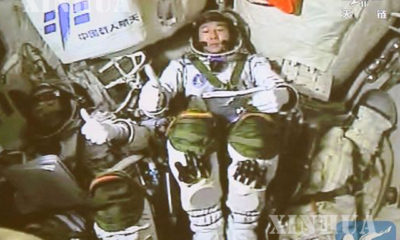 Shenzhou-11 အာကာသယာဥ္အတြင္း ၌ အာကာသယာဥ္မွဴးမ်ားအားေတြ႕ရစဥ္ (ဆင္ဟြာ)