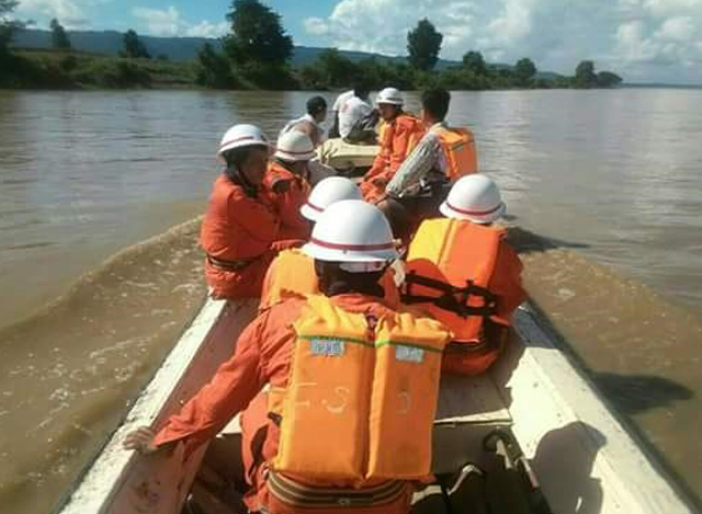 ေရယာဥ္ နစ္ျမဳပ္ခဲ့မႈအား ရွာေဖြ ကယ္ဆယ္ေရး လုပ္ငန္း ေဆာင္ရြက္ေနမူမ်ားအား ေတြ ့ရစဥ္(ဓာတ္ပုံ-Myanmar Fire Service Department)