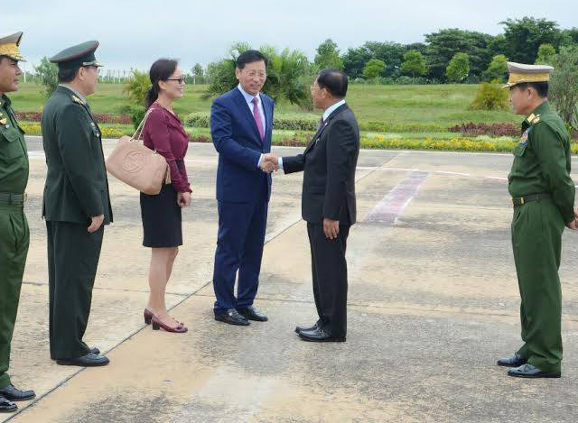 တ႐ုတ္ျပည္သူ႕သမၼတႏိုင္ငံသို႔ ခ်စ္ၾကည္ေရး ခရီး ထြက္ခြာသြားခဲ့သည့္ တပ္မေတာ္ ကာကြယ္ေရးဦးစီးခ်ဳပ္အား ျမန္မာႏိုင္ငံဆိုင္ရာ တ႐ုတ္ႏိုင္ငံသံအမတ္ႀကီး ႏွင့္ စစ္သံမွဴး တုိ ့က ပုိ ့ေဆာင္ ႏႈတ္ဆက္စဥ္(ဓာတ္ပုံ- Senior General Min Aung Hlaing)