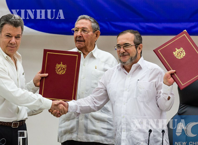 ကုိလံဘီယာအစုိးရ ႏွင့္ FARC သူပုန္မ်ားအၾကား အပစ္အခတ္ရပ္စဲေရး လက္မွတ္ေရးထုိးစဥ္(ဆင္ဟြာ)