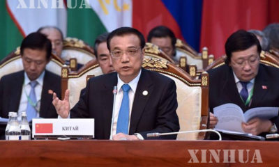 ၁၅ ႀကိမ္ေျမာက္ SCO ဝန္ႀကီးခ်ဳပ္မ်ား အစည္းအေဝးသို႔ တက္ေရာက္ေနသည့္ တရုတ္ႏိုင္ငံ ဝန္ႀကီးခ်ဳပ္ လီခဲ့ခ်န္ (လယ္) အား ေတြ႕ရစဥ္ (ဆင္ဟြာ)