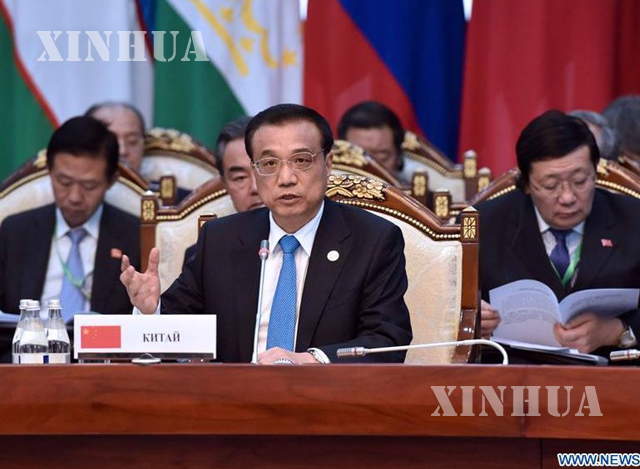 ၁၅ ႀကိမ္ေျမာက္ SCO ဝန္ႀကီးခ်ဳပ္မ်ား အစည္းအေဝးသို႔ တက္ေရာက္ေနသည့္ တရုတ္ႏိုင္ငံ ဝန္ႀကီးခ်ဳပ္ လီခဲ့ခ်န္ (လယ္) အား ေတြ႕ရစဥ္ (ဆင္ဟြာ)