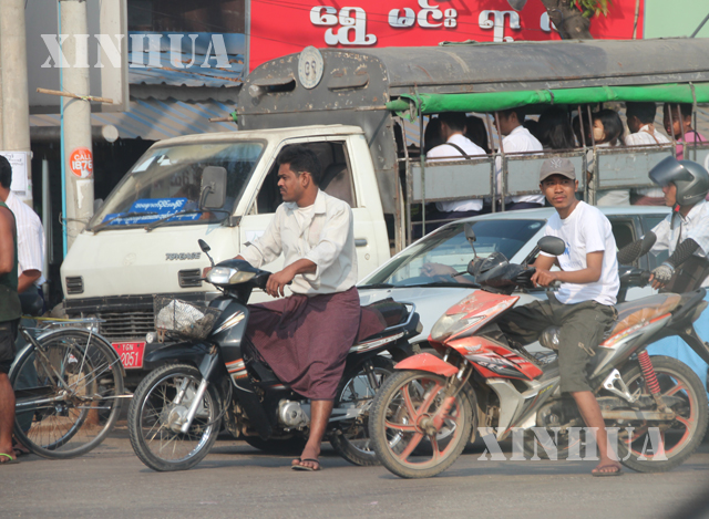 ရန္ကုန္ၿမိဳ ့ေတာ္ စည္ပင္သာယာေရး ဧရိယာအတြင္း ဆိုင္ကယ္စီးသူမ်ားအား ေတြ႔ရစဥ္ (ဆင္ဟြာ)