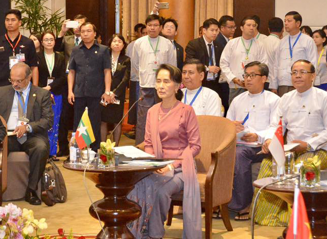 ႏိုင္ငံေတာ္၏ အတိုင္ပင္ခံပုဂၢိဳလ္၊ ႏိုင္ငံျခားေရးဝန္ႀကီးဌာန ျပည္ေထာင္စုဝန္ႀကီး ေဒၚေအာင္ဆန္းစုၾကည္ မွ အာဆီယံႏိုင္ငံျခားေရးဝန္ႀကီးမ်ား ေဆြးေႏြးစဥ္( ဓာတ္ပံု- ႏိုင္ငံျခားေရး၀န္ႀကီးဌာန)