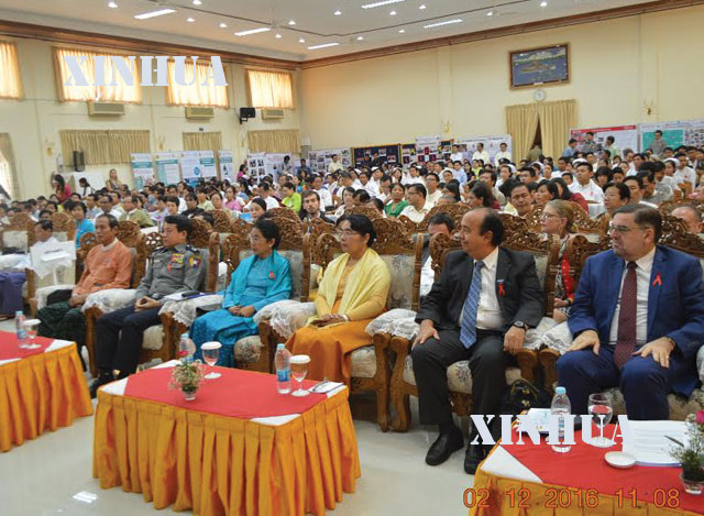 ၂၀၀၁၆- ၂၀၁၇ ခုႏွစ္ ကမၻာ့ေအအိုင္ဒီအက္စ္ အထိမ္းအမွတ္အခမ္းအနားတြင္ တက္ေရာက္လာသူမ်ားကိုေတြ႕ရစဥ္ (ဆင္ဟြာ)