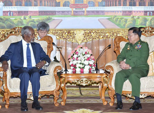 တပ္မေတာ္ကာကြယ္ေရးဦးစီးခ်ဳပ္ ႏွင့္ ရခုိင္ျပည္နယ္ ဆုိင္ရာအႀကံေပးေကာ္မရွင္ ဥကၠ႒တုိ ့ေတြ ့ဆုံစဥ္(ဓာတ္ပုံ- Senior General Min Aung Hlaing)