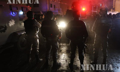 ပစ္ခတ္မႈျဖစ္ပြားခဲ့သည့္ Al Karak ရဲတိုက္အနီးတြင္ လံုျခံဳေရးေဆာင္ရြက္ေနသည့္ ရဲတပ္ဖြဲ႕ဝင္မ်ားအားေတြ႕ရစဥ္ (ဆင္ဟြာ)