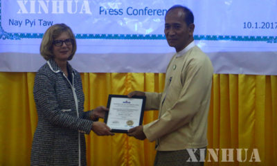 USAIDS, Office of Public Health မွ Director Ms. Karen Cavanaugh က ISO/ IEC 17025 : 2005 Accreditation Certification အား ညႊန္ၾကားေရးမွဴးခ်ဳပ္ ေဒါက္တာ သန္းထြဋ္ထံ ေပးအပ္ေနစဥ္ (ဆင္ဟြာ)