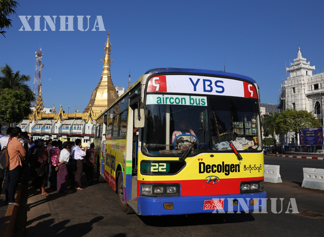 ရန္ကုန္ၿမိဳ႕တြင္း စုေပါင္းစနစ္သစ္ျဖင့္ ေျပးဆြဲေနေသာ YBSဘတ္စ္ကားမ်ားကိုေတြ႕ရစဥ္ (ဆင္ဟြာ)