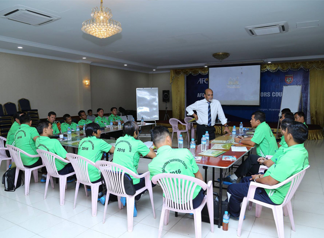 AFC MA Coaching Instructor Course 2016 သင္တန္းနည္းျပမွ ပို႔ခ်ေနစဥ္ (ဓာတ္ပံု-- MFF)