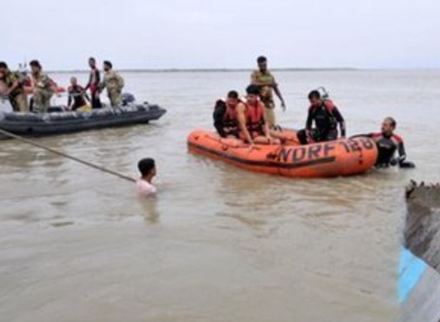 အိႏိၵယႏုိင္ငံ ဘီဟာျပည္နယ္၌ ဇန္နဝါရီလ ၁၄ ရက္က စက္ေလွတစ္စင္း ႏွစ္ျမဳပ္သြားသည္ကုိ ကယ္ဆယ္ေရးျပဳလုပ္ေနစဥ္(ဓာတ္ပံု-အင္တာနက္)