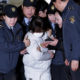 ေတာင္ကုိးရီးယားသမၼတ ပက္ဂြမ္ေဟး လူယံုေတာ္ Choi Soon-sil ၏ သမီးအား ဒိန္းမတ္ရဲအရာရွိမ်ားက ဖမ္းဆီးလာစဥ္(ဓာတ္ပံု-အင္တာနက္)