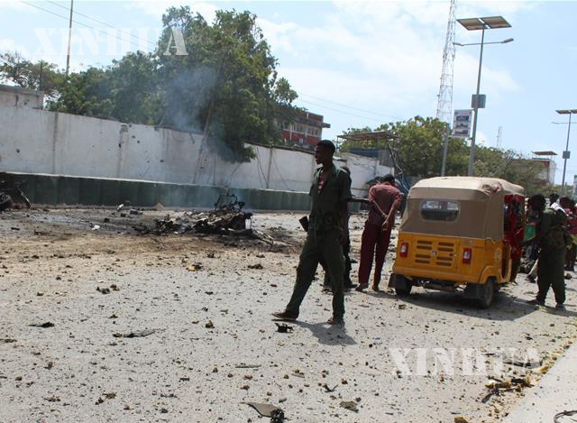 ဆိုမာလီယာ ႏိုင္ငံ မိုဂါဒစ္ရွဴး တြင္ Al-Shabaab အၾကမ္းဖက္ အဖြဲ႕မွ ၂၀၁၆ ခုႏွစ္ ဇူလိုင္လတြင္ ကားဗံုးေဖာက္ခြဲခဲ့သည္ ကိုျမင္ေတြ႕ရစဥ္(ဆင္ဟြာ)