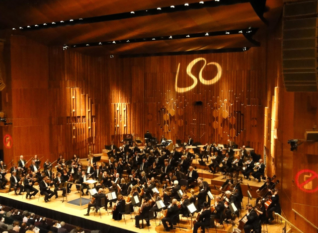 ၿဗိတိန္ သံစံုတီးဝိုင္းႀကီး London Symphony Orchestra ေဖ်ာ္ေျဖပဲြအား ေတြ႕ရစဥ္ (ဓာတ္ပံု-အင္တာနက္)