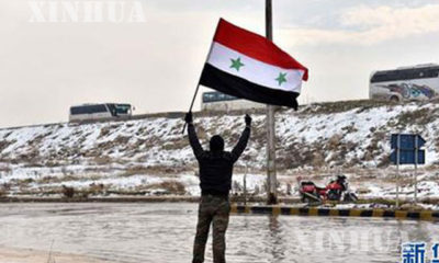 ဆီးရီးယား အလံ ေဝွ႔ယမ္းေနသည့္ အမ်ိဳးသား တစ္ဦးအား ေတြ႕ရစဥ္ (ဆင္ဟြာ)