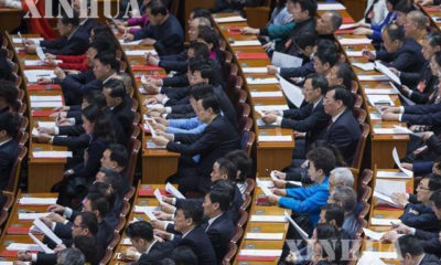 ၁၂ ႀကိမ္ေျမာက္ အမ်ိဳးသား ျပည္သူ႕ ကြန္ဂရက္ ႏွစ္ပတ္လည္ အစည္းအေဝးသို႔ တက္ေရာက္လာသည့္ ကိုယ္စားလွယ္မ်ားအား ေတြ႕ရစဥ္ (ဆင္ဟြာ)