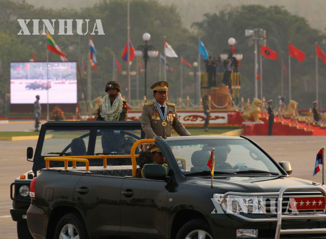 ၇၂ႏွစ္ေျမာက္တပ္မေတာ္ေန႔အခမ္းအနားတြင္ တပ္မေတာ္ကာကြယ္ေရးဦးစီးခ်ဳပ္ ဗိုလ္ခ်ဳပ္မွဴးႀကီးမင္းေအာင္လိႈင္အား ေတြ႔ရစဥ္ (ဆင္ဟြာ)