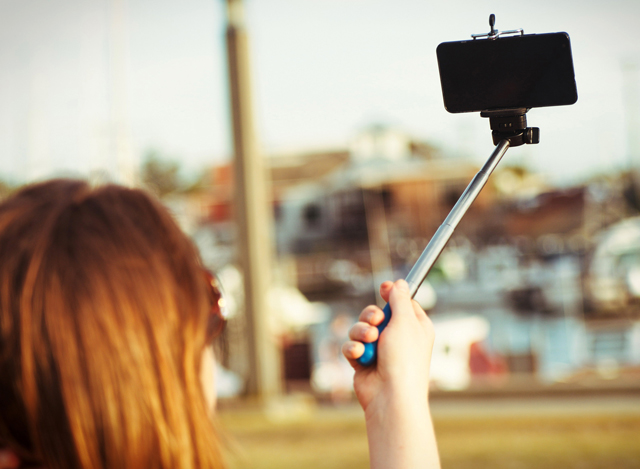 ဆဲလ္ဖီ (Selfie) ရိုက္ေနသူ တစ္ဦးအား ေတြ႔ရစဥ္ (ဓါတ္ပံု-အင္တာနက္)