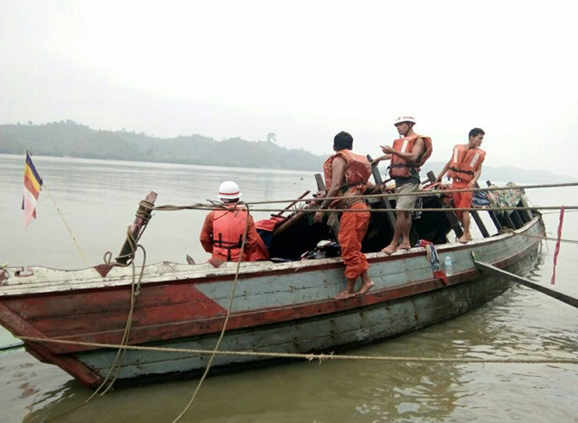 စက္ေလွ တိမ္းေမွာက္မႈေၾကာင့္ ရွာေဖြ ကယ္ဆယ္ေရး လုပ္ငန္းမ်ား ေဆာင္ရြက္စဥ္(ဓာတ္ပုံ- Myanmar Fire Services Department)