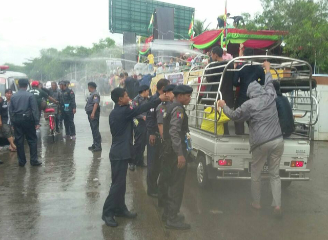 ရဲဝန္ထမ္းမ်ားလံုၿခံဳေရးေဆာင္ရြက္ေနစဥ္ (ဓာတ္ပံု-- Yangon Police)