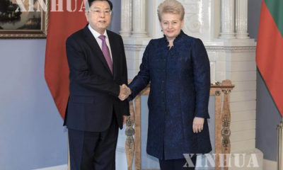 ဧၿပီလ ၁၄ ရက္က လစ္သူေရးနီးယား ၿမိဳ႕ေတာ္ ဗီလ္နီးယပ္၌ တရုတ္ႏို္င္ငံ အမ်ိဳးသား ျပည္သူ႕ ကြန္ဂရက္ (NPC) အၿမဲတမ္း ေကာ္မတီ ဥကၠ႒ က်န္းတယ္က်န္းႏွင့္ လစ္သူေရးနီးယားႏို္င္ငံ သမၼတ Dalia Grybauskaite တို႔အား ေတြ႕ရစဥ္ (ဆင္ဟြာ)