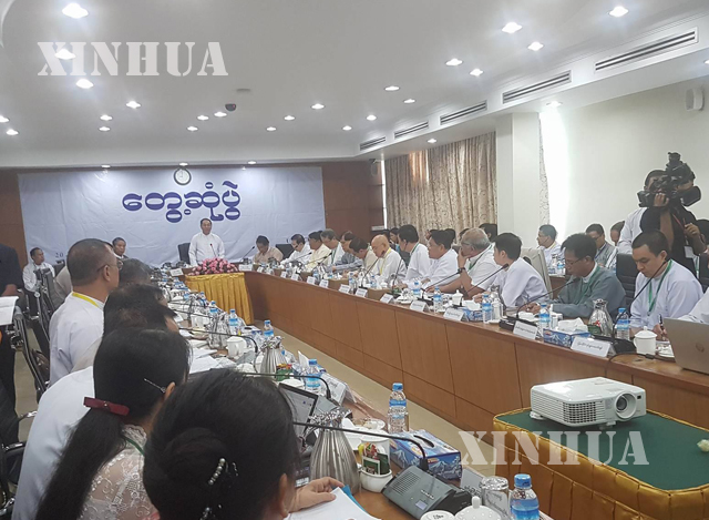 ဒုတိယ သမၼတ (၁) ဦးျမင္႔ေဆြ ေဆြးေႏြးေနစဥ္ (ဆင္ဟြာ)