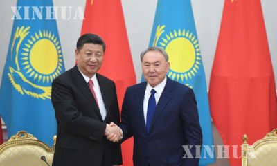 တရုတ္ႏိုင္ငံ သမၼတ ရွီက်င့္ဖိန္ (ဝဲ) ႏွင့္ ကာဇက္စတန္ႏိုင္ငံ သမၼတ Nursultan Nazarbayev (ယာ) တို႔အား ၂၀၁၅ ခုႏွစ္ ေမလ ၈ ရက္က ေတြ႕ဆံုစဥ္ (ဆင္ဟြာ)