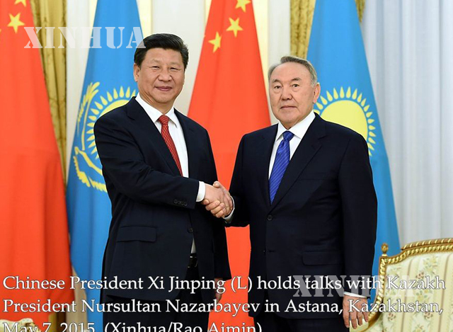 တရုတ္ႏိုင္ငံ သမၼတ ရွီက်င့္ဖိန္ (ဝဲ) ႏွင့္ ကာဇက္စတန္ႏိုင္ငံ သမၼတ Nursultan Nazarbayev (ယာ) တို႔အား ၂၀၁၅ ခုႏွစ္ ေမလ ၇ ရက္က ေတြ႕ဆံုစဥ္ (ဆင္ဟြာ)