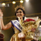 မယ္ကမာၻျမန္မာၿပိဳင္ပဲြ Miss Myanmar World 2017 တြင္ သရဖူရရွိသြားသည့္ အလွမယ္ အိေက်ာ့ခိုင္အားေတြ႕ရစဥ္ (ဆင္ဟြာ)