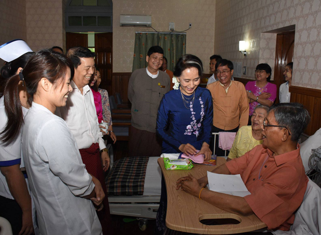 ႏုိင္ငံေတာ္၏အတုိင္ပင္ခံပုဂိၢဳလ္က အမ်ဳိးသားဒီမုိကေရစီအဖြဲ႕ခ်ဳပ္ နာယက ဦးတင္ဦး၏ က်န္းမာေရးအေျခအေနအား သြားေရာက္ၾကည့္႐ႈအားေပးစဥ္(ဓာတ္ပုံ- Myanmar State Counsellor Office)