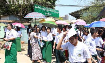 ဆယ္တန္းစာေမးပြဲ ေျဖဆိုျပီး ထြက္လာၾကေသာ ေက်ာင္းသူ ေက်ာင္းသားမ်ားကိုေတြ႕ရစဥ္ (ဆင္ဟြာ)