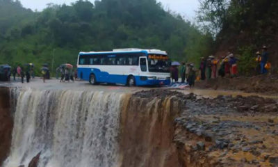 အမ္း- စစ္ေတြ ကားလမ္း အေျခအေနအား ေတြ ့ရစဥ္(ဓာတ္ပုံ-MOI)