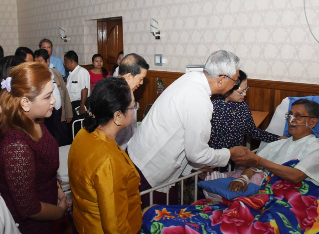ႏုိင္ငံေတာ္ သမၼတ ႏွင့္ ဇနီး NLD နာယက ဦးတင္ဦးအား ၾကည့္ရႈအားေပးေနစဥ္(ဓာတ္ပုံ- Myanmar President Office)