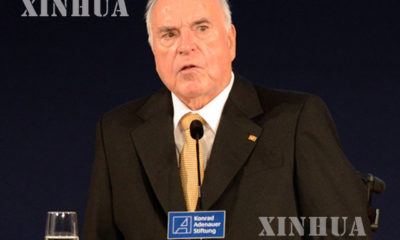 ဂ်ာမနီ ႏိုင္ငံ ဝန္ႀကီးခ်ဳပ္ေဟာင္း Helmut Kohl အား ျမင္ေတြ႕ရစဥ္(ဆင္ဟြာ)