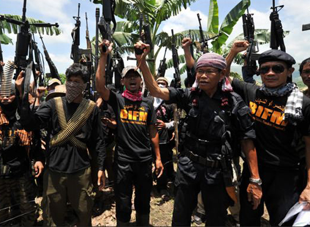ဖိလစ္ပုိင္ႏုိင္ငံ၌ တုိက္ခုိက္မႈမ်ားျပဳလုပ္ေနေသာ Bangsamoro Islamic Freedom Fighters (BIFF) လက္နက္ကုိင္မ်ားအားေတြ ့ရစဥ္(ဓာတ္ပံု-အင္တာနက္)
