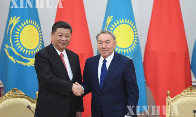 တရုတ္ႏိုင္ငံ သမၼတ ရွီက်င့္ဖိန္ (ဝဲ) ႏွင့္ ကာဇက္စတန္ႏို္င္ငံ သမၼတ Nursultan Nazarbayev (ယာ) တို႔အား ဇြန္လ ၈ ရက္က ႏွစ္ႏိုင္ငံ ပူးတြဲေၾကညာခ်က္ ထုတ္ျပန္အၿပီး လက္ဆြဲ ႏႈတ္ဆက္ေနၾကစဥ္ (ဆင္ဟြာ)