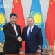 တရုတ္ႏိုင္ငံ သမၼတ ရွီက်င့္ဖိန္ (ဝဲ) ႏွင့္ ကာဇက္စတန္ႏို္င္ငံ သမၼတ Nursultan Nazarbayev (ယာ) တို႔အား ဇြန္လ ၈ ရက္က ႏွစ္ႏိုင္ငံ ပူးတြဲေၾကညာခ်က္ ထုတ္ျပန္အၿပီး လက္ဆြဲ ႏႈတ္ဆက္ေနၾကစဥ္ (ဆင္ဟြာ)
