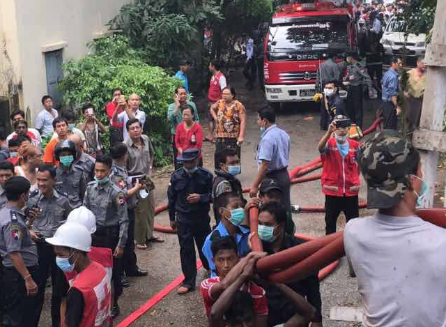 မီးေလာင္ကြ်မ္းေနေသာ ရဲ၀န္ထမ္းလိုင္းခန္းအား မီးၿငိမ္းသတ္ေနစဥ္ (ဓာတ္ပံု-Yangon Police)