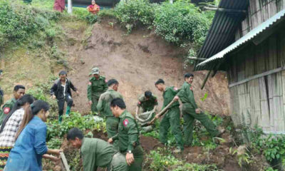 ၿပိဳက်သြားေသာ ေနအိမ္မ်ားအား ေျမဖို႔ရန္ လုပ္ေဆာင္ေနၾကစဥ္(ဓာတ္ပံု- တပ္မေတာ္ကာကြယ္ေရးဦးစီးခ်ဳပ္႐ံုး)