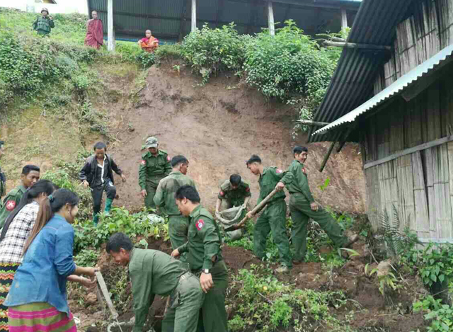 ၿပိဳက်သြားေသာ ေနအိမ္မ်ားအား ေျမဖို႔ရန္ လုပ္ေဆာင္ေနၾကစဥ္(ဓာတ္ပံု- တပ္မေတာ္ကာကြယ္ေရးဦးစီးခ်ဳပ္႐ံုး)