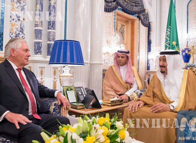 အေမရိကန္ႏုိင္ငံ ႏုိင္ငံျခားေရးဝန္ႀကီး တီလာဆန္ ႏွင့္ ေဆာ္ဒီႏုိင္ငံဘုရင္ Salman bin Abdulaziz Al Saud တုိ ့ေတြ ့ဆံုစဥ္(ဆင္ဟြာ)