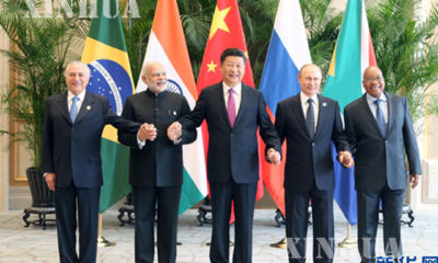 တရုတ္ႏုိင္ငံသမၼတ ရွီက်င့္ဖိန္ ႏွင့္ BRICS အဖြဲ ့ဝင္ႏုိင္ငံမ်ားမွ ေခါင္းေဆာင္မ်ားကုိ ၂ဝ၁၆ ခုႏွစ္ စက္တင္ဘာလ ၄ ရက္တြင္ ေပက်င္းၿမိဳ ့၌ အတူတကြေတြ ့ရစဥ္ ( ဆင္ဟြာ)
